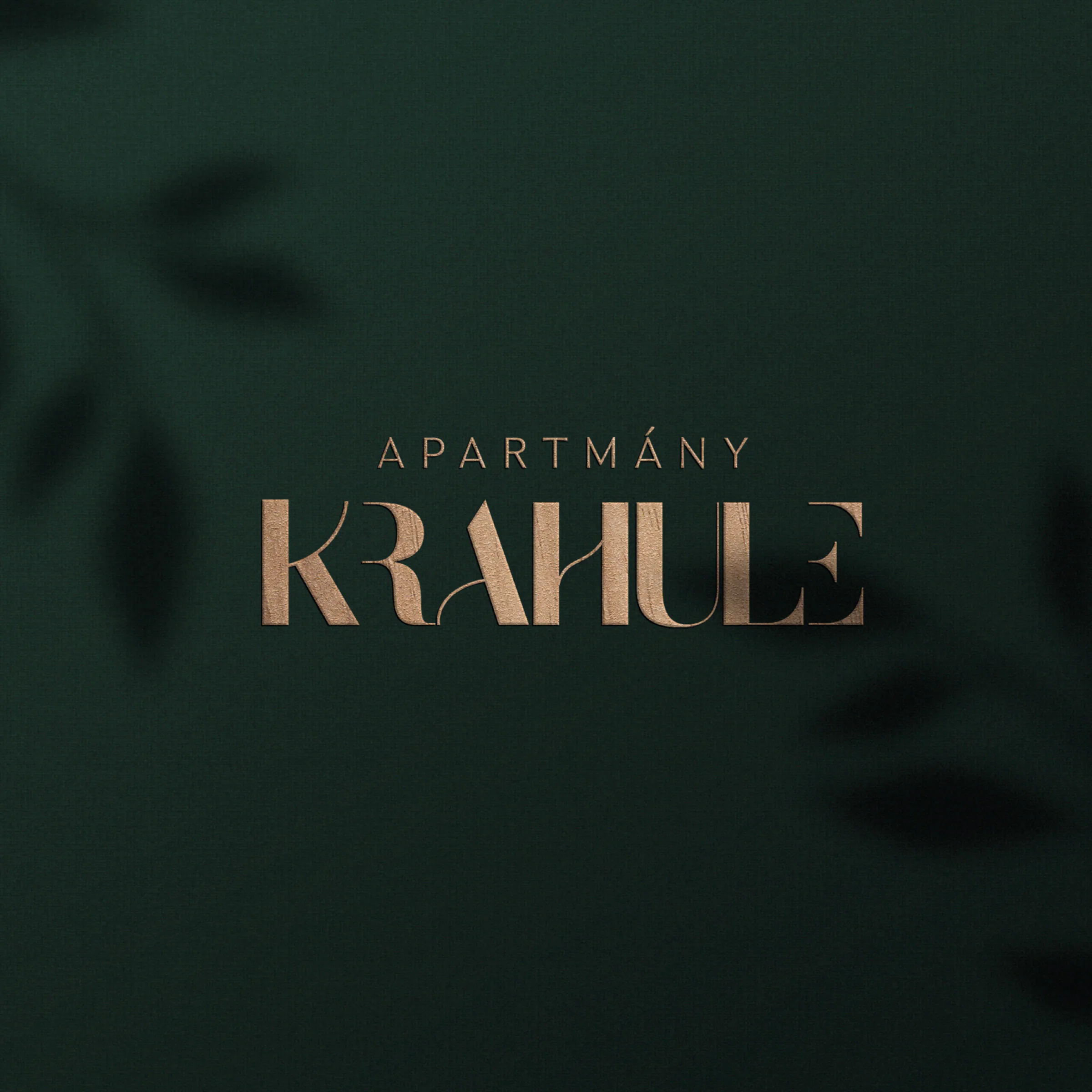 Logo Apartmány Krahule na tmavozelenom pozadí